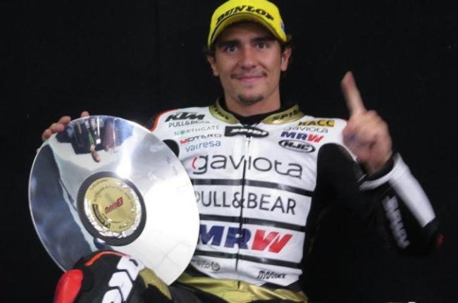 Albert Arenas, en la sala de prensa de Phillip Island (Australia) tras conseguir la victoria en Moto3.-EMILIO PÉREZ DE ROZAS