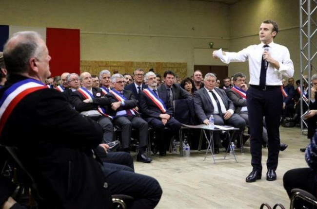 Emmanuel Macron se dirige a 600 alcaldes de Occitania, el 18 de febrero del 2019 en Souillac, en el sudeste de Francia.-REUTERS