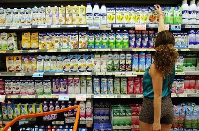Variedades de leche en un supermercado de Barcelona, en una foto de archivo.-RICARD CUGAT