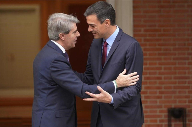 Pedro Sánchez, junto al presidente madrileño, Ángel Garrido-JOSÉ LUIS ROCA