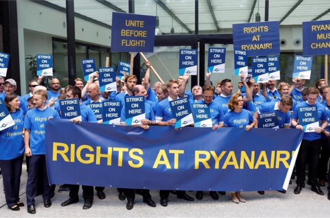 Varios pilotos de Ryanair protestan en el Aeropuerto Internacional de Fráncfort en el día de huelga.-RONALD WITTEK (EFE)