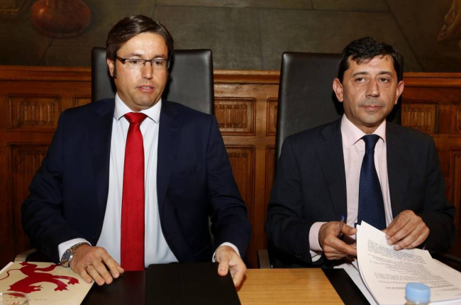 El presidente de la Diputación de León, Emilio Orejas y el portavoz del Partido Popular, Jaime González-Ical