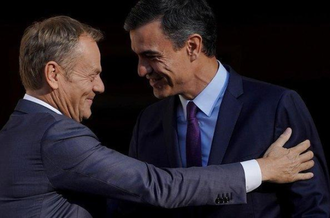 El presidente del Consejo Europeo, Donald Tusk, y el presidente español, Pedro Sánchez, se saludan durante un encuentro en Madrid el 6 de junio.-JOSÉ LUIS ROCA
