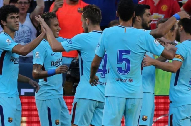 Los jugadores del Barça se felicitan tras el gol de Neymar con el que batieron al United en Washington.  Los jugadores del Barça se felicitan tras el gol de Neymar con el que batieron al United en Washington.-CARLOS BARRIA