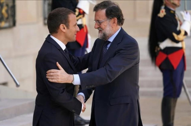 Emmanuel Macron recibe a Mariano Rajoy en el Palacio del Elíseo, el viernes 16 de junio.-AFP / THOMAS SAMSON