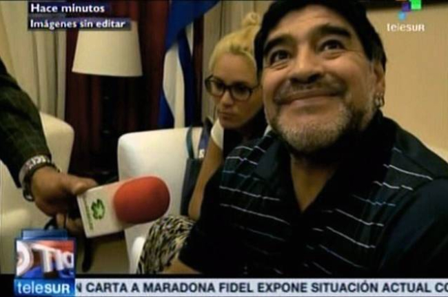 Maradona, tras mostrar la carta que le envió Fidel Castro.-Foto: AFP
