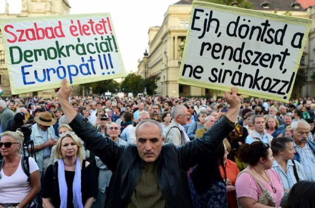 Manifestación opositora, el viernes ante el Parlamento, en Budapest.-AFP / ATTILA KISBENEDEK