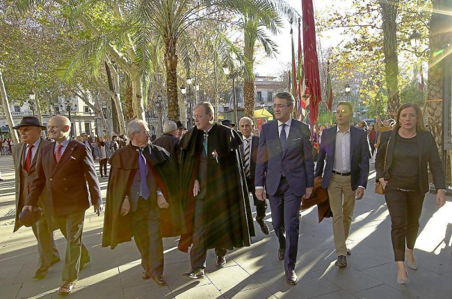 El alcalde de León, Antonio Silván, segundo con capa por la izquierda y a su izquierda Martínez Majo.-- ICAL