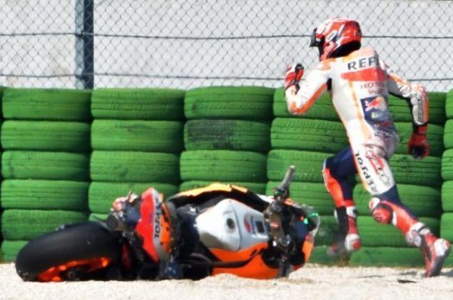 La caída de Marc Márquez (Honda), en los ensayos decisivos del GP de San Marino.-AFP / TIZIANA FABI
