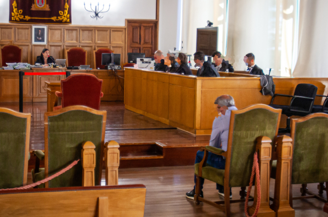 El acusado, de espaldas, antes de prestar declaración en el Juzgado de lo Penal. MARIO TEJEDOR