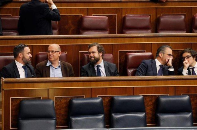 Santiago Abascal conversa con José Zaragoza en los escaños del Congreso.-BALLESTEROS (EFE)