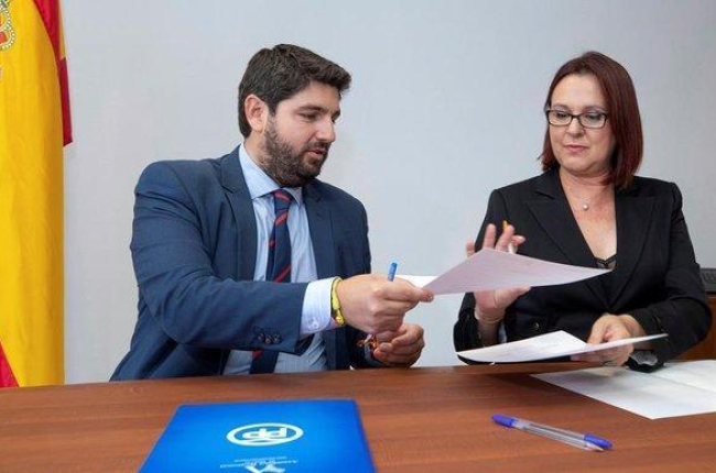 El presidente en funciones de la Region de Murcia, Fernando Lopez Miras, y la diputada de Ciudadanos Isabel Franco durante la firma del acuerdo global de Gobierno.-EFE/ MARCIAL GUILLEN