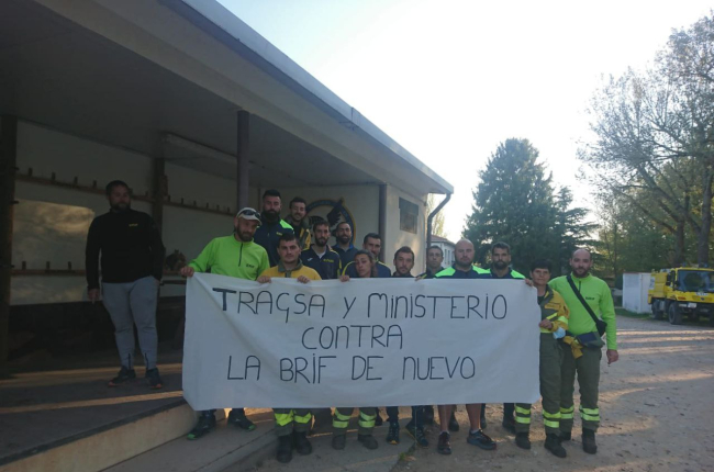 Trabajadores de la BRIF de Lubia con la pancarta de la protesta. HDS