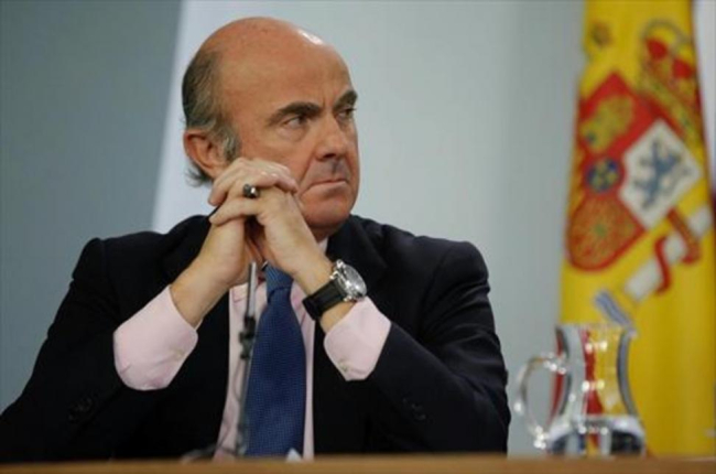 El ministro de Economía, Luis de Guindos, en la rueda de prensa posterior a un Consejo de Ministros.-JOSÉ LUIS ROCA