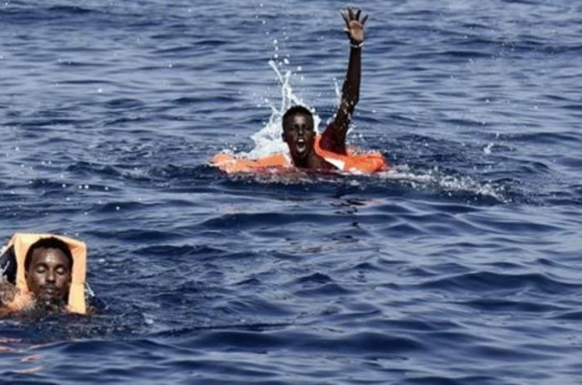 Inmigrantes en el mar antes de ser rescatados por Proactiva Open Arms.-AFP / ARIS MESSINIS