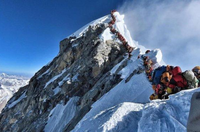 Así estaba este miércoles la cima del Everest.-AFP