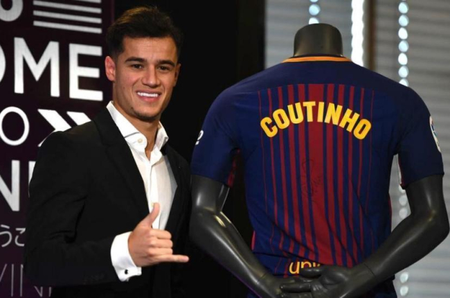 Philippe Coutinho se ha mostrado muy sonriente durante su presentación como jugador del Barça.-JORDI COTRINA