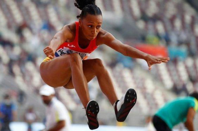 Ana Peleteiro, en el triple salto que le lleva a la final del Mundial de Doha.-