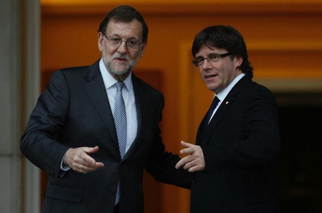 Mariano Rajoy y Carles Puigdemont se saludan antes de su reunión en la Moncloa en el mes de abril del 2016.-DAVID CASTRO