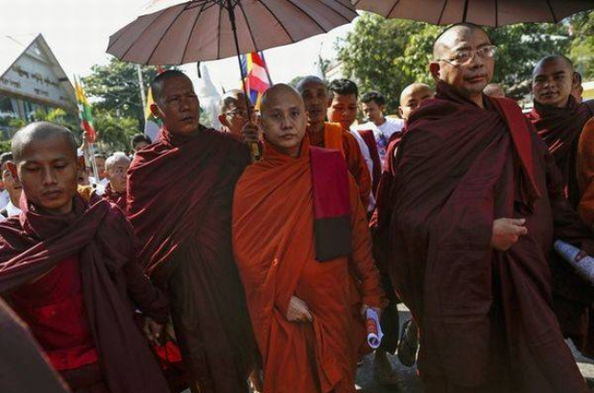 El monje Wirathu durante una protesta por la visita a Birmania de la enviada de la ONU, Yanghee Lee.-Foto: REUTERS