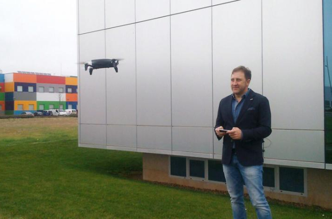 Tomás Castro maneja un dron en las instalaciones de Proconsi en León.-EL MUNDO