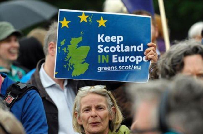 Una mujer sostiene una pancarta a favor de la permanencia de Escocia en la UE, ayer en Edimburgo.-AFP / ANDY BUCHANAN