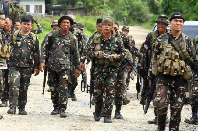 Soldados filipinos cerca de la ciudad de Marawi.-