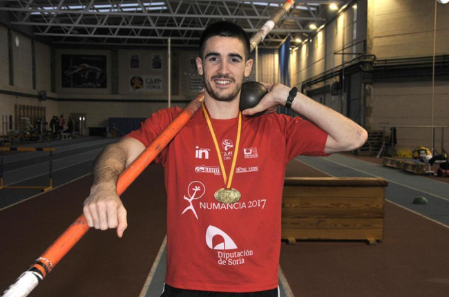 Mario Arancón con la medalla de campeón de España absoluto en las instalaciones del Caep Soria.-VALENTÍN GUISANDE