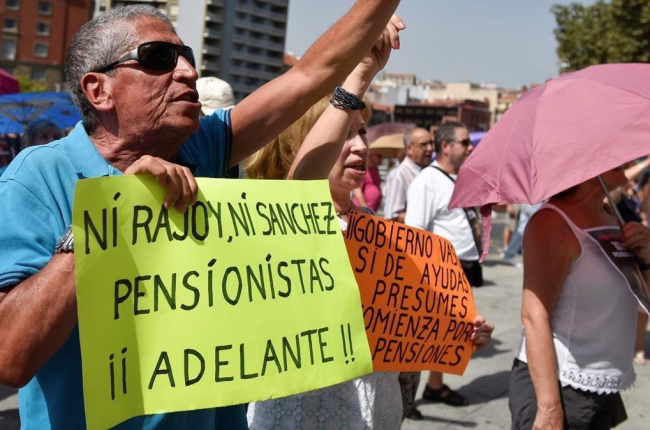 Un pensionista en una de las concentraciones celebradas a principios de agosto en Vizcaya-MIGUEL TONA