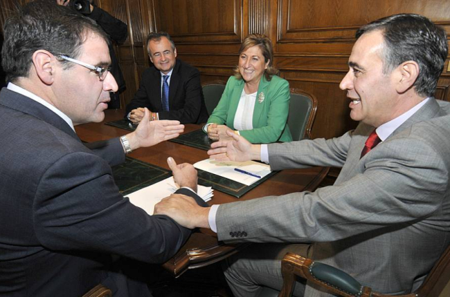 Benjamín Prieto y Antonio Pardo departen en presencia de Luis Carlos Marquesán y Carmen Pobo en la reunión de trabajo de ayer.-VALENTÍN GUISANDE
