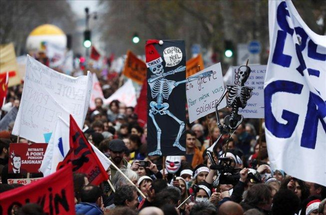 Manifestación en París contra la reforma de las pensiones.-EFE EPA / IAN LANGSDON