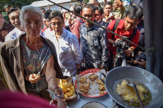 Christine Lagarde, en un mercado callejero de Lombok (Indonesia).-REUTERS