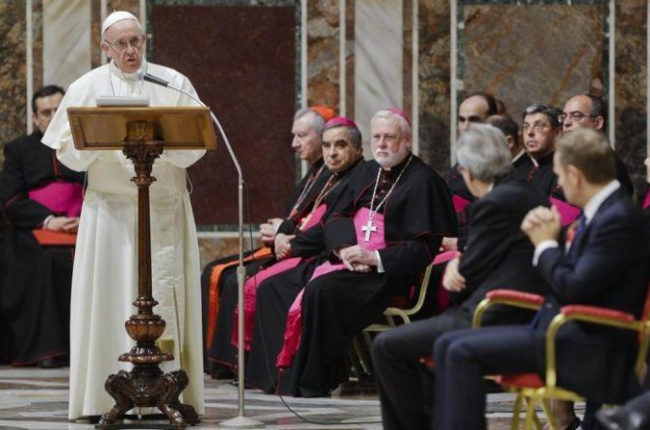 El Papa ofrece un discurso ante los líderes de la UE durante la audiencia en el Vaticano, el 24 de marzo.-AP / ANDREW MEDICHINI