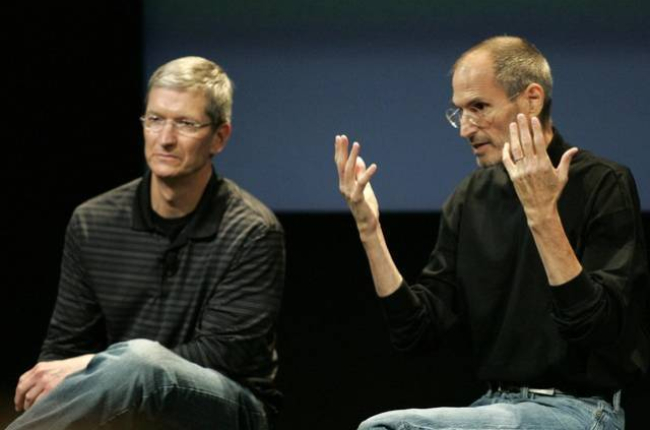 Tim Cook (izquerda), junto a un ya enfermo Steve Jobs, durante una rueda de prensa, en julio del 2010 en la sede de Apple en Cupertino.-Foto: REUTERS / KIMBERLY WHITE