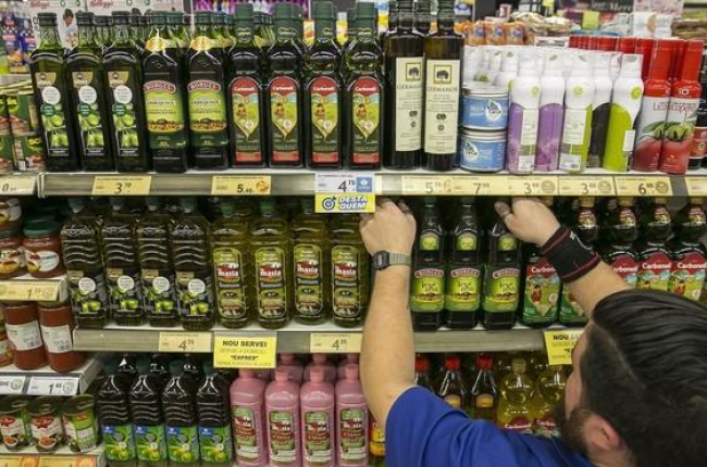Botellas de aceite de oliva en un supermercado de Barcelona.-JOAN CORTADELLAS
