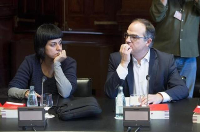 Anna Gabriel (CUP) y Jordi Turull (JxSí), durante una reunión de la Junta de Portavoces del Parlament.-FERRAN NADEU