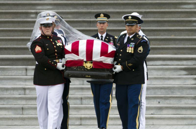 El féretro con los restos de John McCain sale del Capitolio hacia la catedral de Washington.-JOSE LUIS MAGANA (AP)