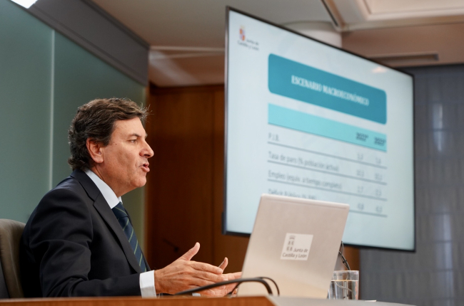 El consejero de Economía y Hacienda y portavoz, Carlos Fernández Carriedo, comparece en rueda de prensa posterior al Consejo de Gobierno.-ICAL