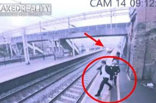 Momento en el que la mujer, detrás del hombre, le agarra del brazo y evita que se tire a la vía de tren.-/ LIVE LEAK / CCTV