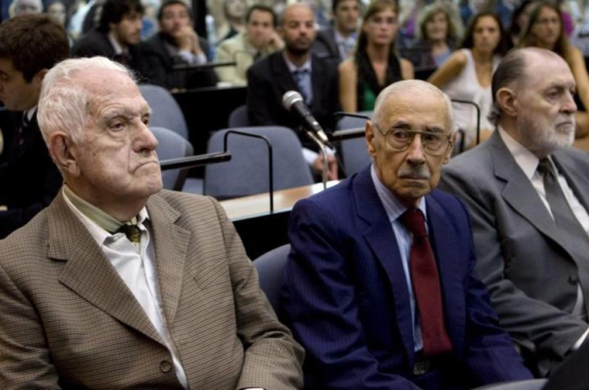 Los exdictadores argentinos Reinaldo Bignone (izq) y Jorge Rafael Videla (centro), en un juicio en Buenos Aires, en febrero del 2011.-LEO LA VALLE
