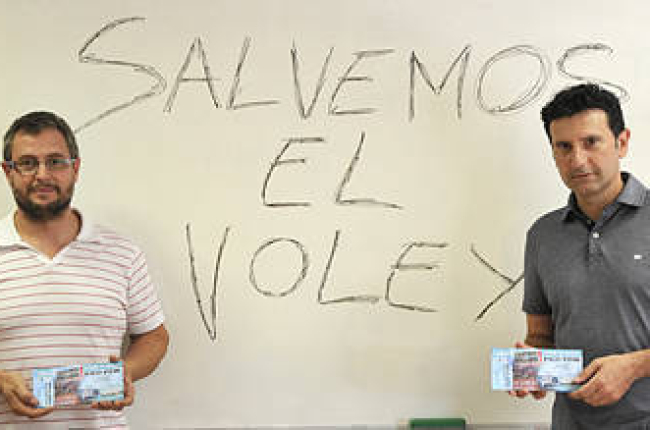 Alfredo Cabrerizo y Ángel Romera durante su comparecencia para explica la situación del equipo de voleibol. / VALENTÍN GUISANDE-