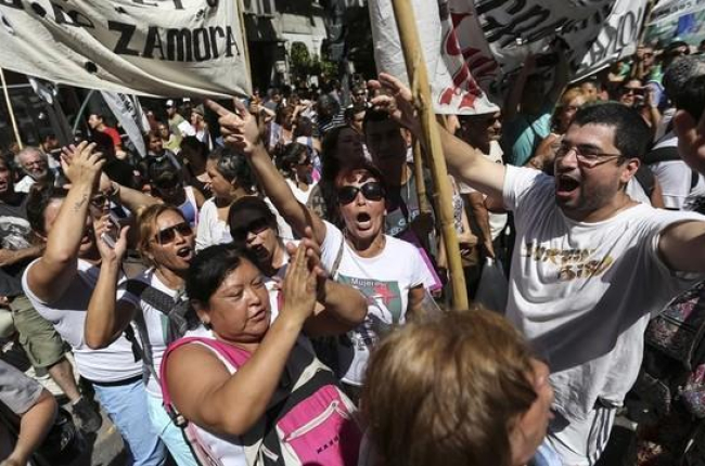 Un grupo de personas se manifiestan en el centro de Buenos Aires, en protesta por los despidos masivos de trabajadores estatales, este miércoles.-EFE / DAVID FERNÁNDEZ