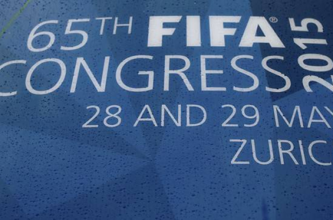 La lluvia cae sobre un cartel que anuncia el congreso que la FIFA celebra en Zurich estos días.-Foto: REUTERS / ARND WIEGMANN