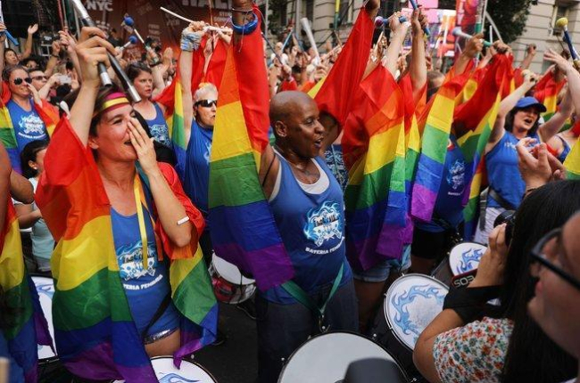 Activistas y políticos defensores de los derechos LGTBI conmemoraron los 50 años de las revueltas del bar gay Stonewall.-GETTY IMAGES