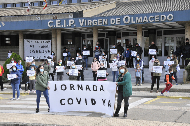 Concentracion frente al Virgen de Olmacedo a comienzos de curso por la jornada continua - VALENTÍN GUISANDE