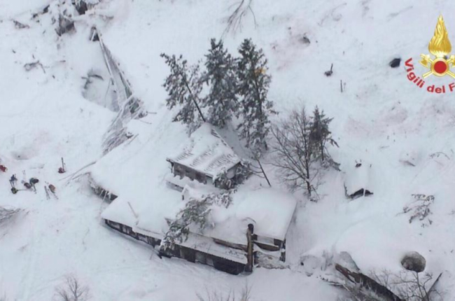 Imagen aérea del hotel Rigopiano, en Farindola (Abruzos) tras la avalancha, el 19 de enero.-REUTERS