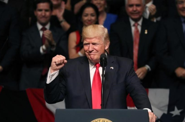 El presidente Donald Trump durante su discurso en Miami.-AFP / JOE RAEDLE