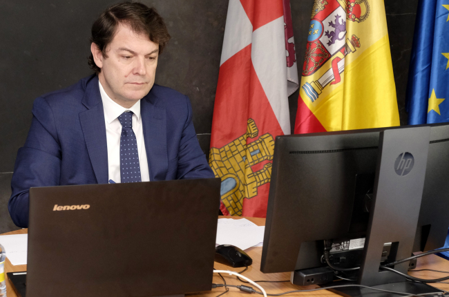 Alfonso Fernández Mañueco, durante la videoconferencia con Pedro Sánchez.