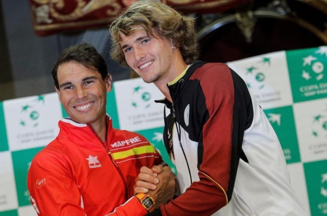 Rafael Nadal y Alexander Zverev, los dos número 1, se saludan tras el sorteo, en Valencia.-/ EFE / MANUEL BRUQUE