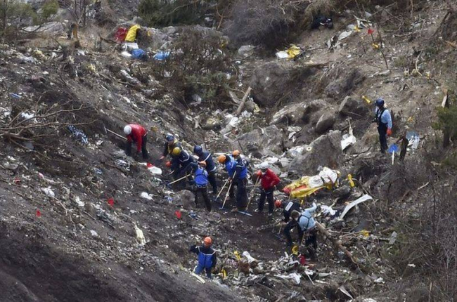 Gendarmes e investigadores, entre los restos del avión estrellado en los Alpes.-Foto: ANNE-CHRISTINE POUJOULAT / AFP